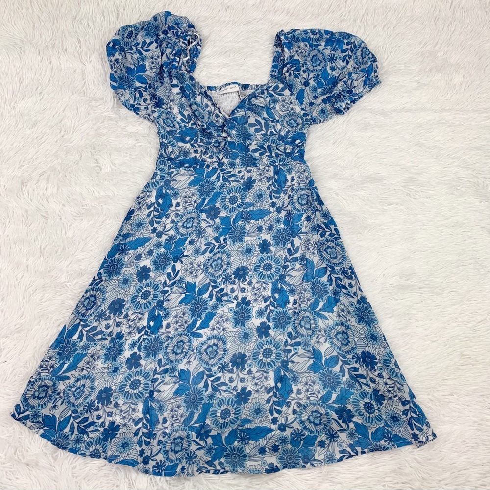 Sincerly Jules‎ short sleeve V neck smocked back chiffon dress in blue white